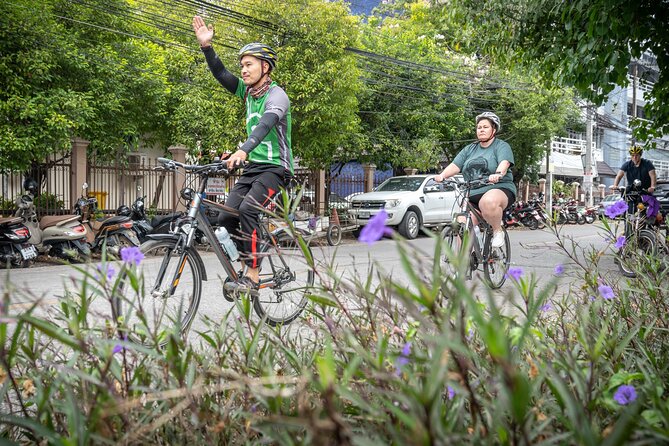 Chiang Mai: Historic Old City Bike Tour - Morning or Night - The market stop: choose morning produce or night street-food energy
