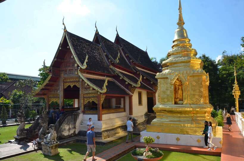 Chiang Mai: Historic Temples and City Guided Walking Tour - Wat Chedi Luang: the ruined chedi and seeing the Buddha inside