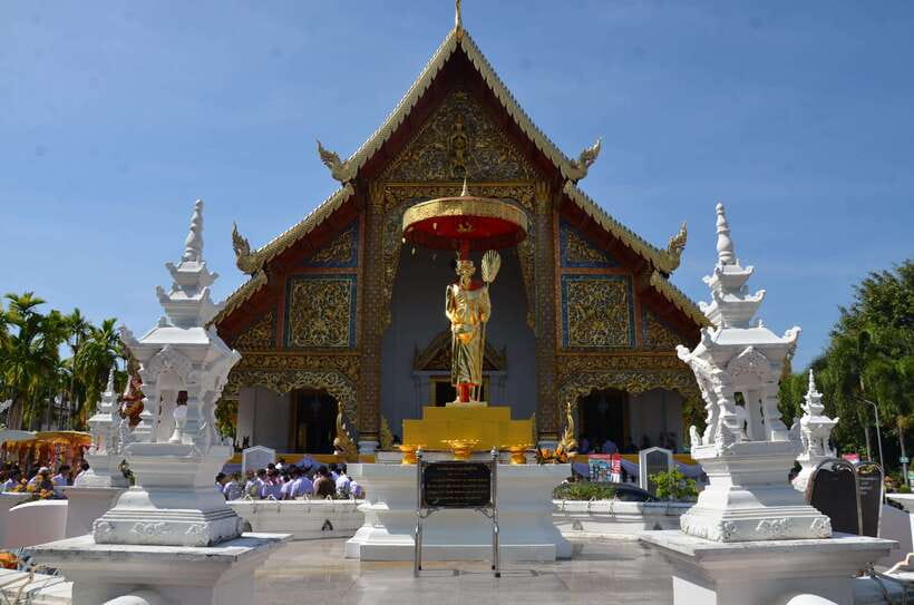 Chiang Mai: Historic Temples and City Guided Walking Tour - Pace, guide styles, and why the small group matters