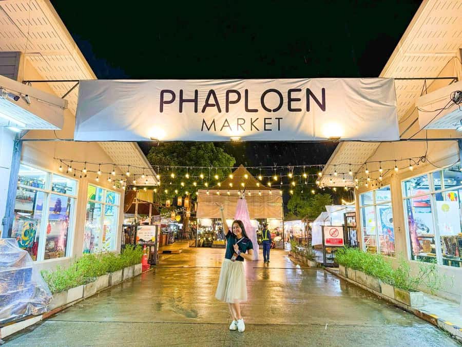 Chiang Mai: Ladyboy Cabaret Show with Dinner and Drinks - Dinner and Two Drinks at the Bar, With Orders Handled For You