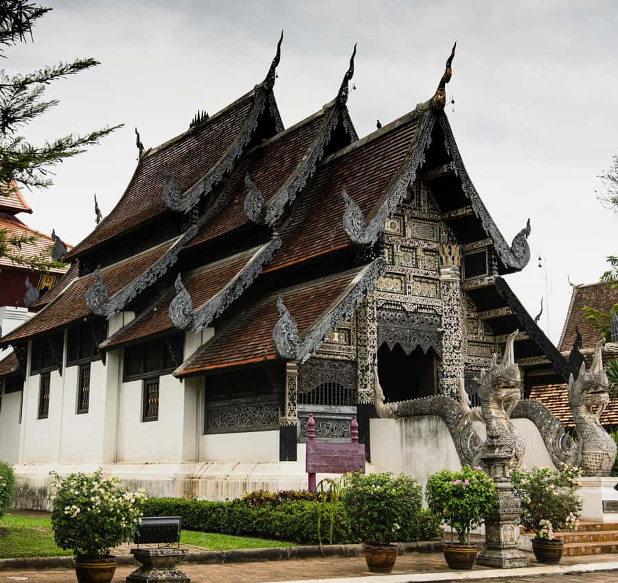 Chiang Mai Light: Tuk Tuk Night Tour with Temples & Markets - Key things that make this night tour worth it