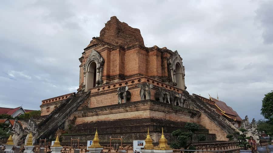 Chiang Mai Light: Tuk Tuk Night Tour with Temples & Markets - Wat Chedi Luang after dark: where the night makes it feel bigger