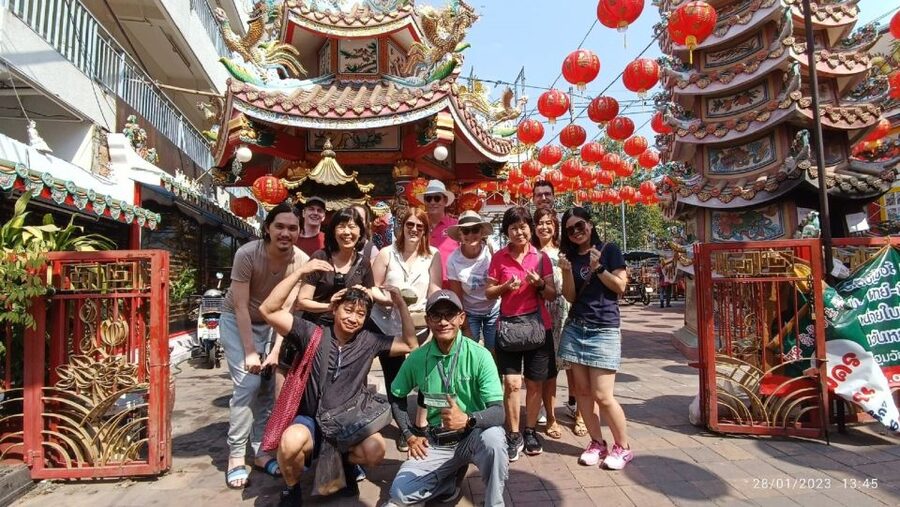 Chiang Mai: Local Food and Markets Guided Walking Tour - Lung Khajohn Wat Ket and Khao Kriab Pak Moh: sweet, peanut-filled comfort