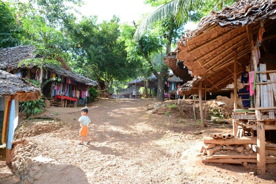 Chiang Mai: Long Neck Village & Chiang Rai’s Iconic Temples - The Karen long-neck village visit, culture, crafts, and a reality check