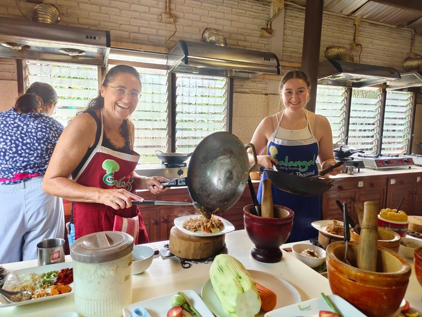 Chiang Mai: Morning Cooking Class with Market Visit - Organic garden and farm stop: herbs you actually pick