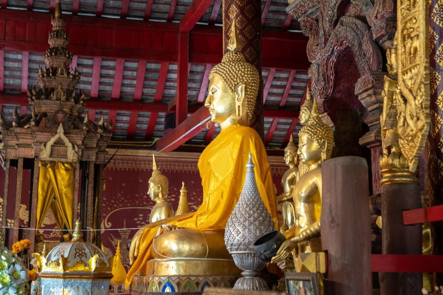 Chiang Mai: Private Historic Old City Bike Tour - Night - Three Kings Monument and Wat Intakhin: the city’s symbolic center
