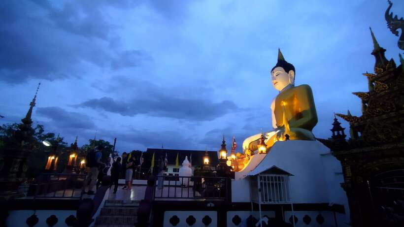 Chiang Mai: Private Historic Old City Bike Tour - Night - Wat Chiang Man or Wat Lok Molee: what changes by time of day