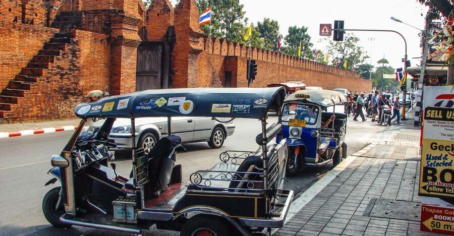 Chiang Mai: Private Tuk Tuk Tour of City Temples With Pickup - Wat Chedi Luang and the Emerald Buddha connection