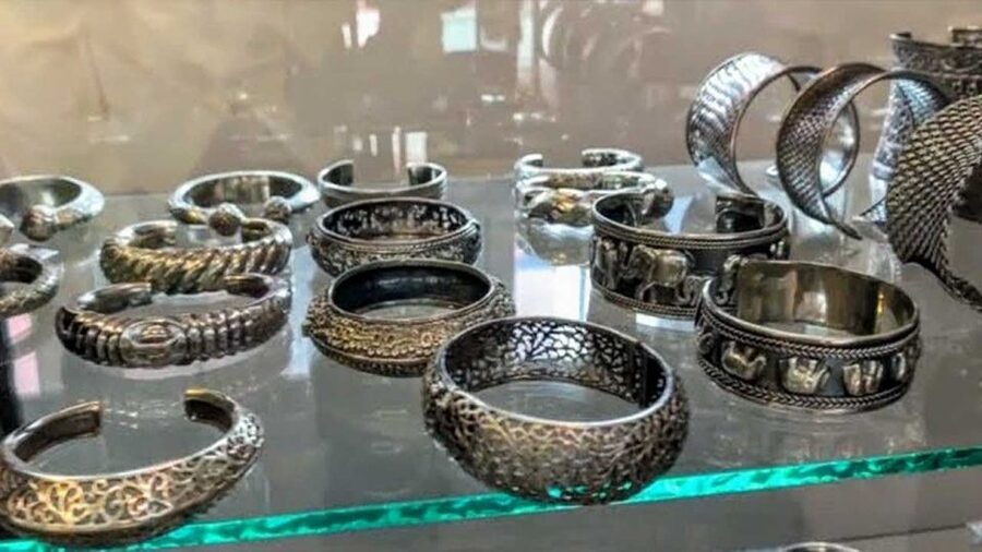 Chiang Mai: Silver Craftwork Temple Tour with Monk Meeting - How the guide and driver shape the whole experience