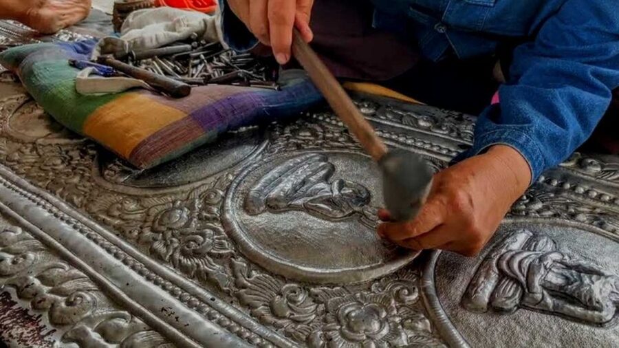 Chiang Mai: Silver Craftwork Temple Tour with Monk Meeting - Wat Sri Suphan: the silver temple and why the craft matters