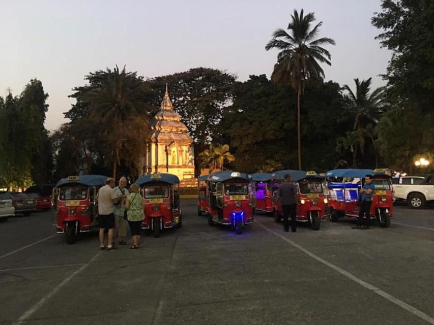 Chiang Mai: Temples and Street Food Night Tour by Tuk Tuk - Who this night tuk tuk tour suits best