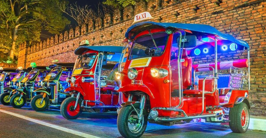 Chiang Mai: Temples and Street Food Night Tour by Tuk Tuk - Wat Chedi Luang: the Big Stupa and why it matters at night