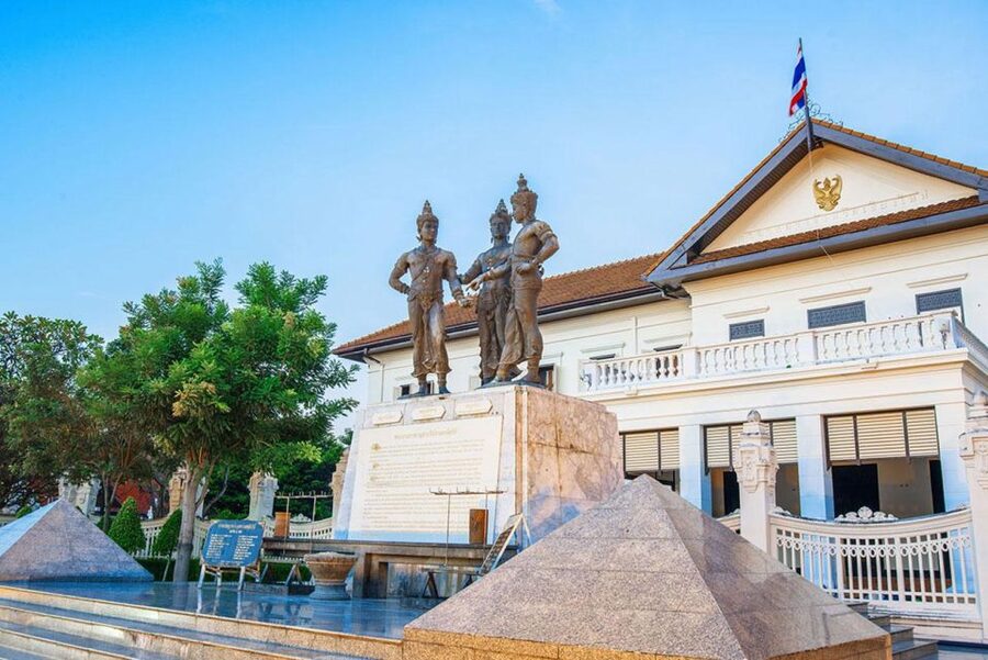 Chiang Mai: Temples and Street Food Night Tour by Tuk Tuk - Three Kings Monument: the legend that ties the city together