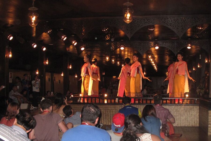Chiang Mai Traditional Khan Toke Meal & Cultural Performance - Muang Mai Market, 30 Minutes of Real Shopping Logic