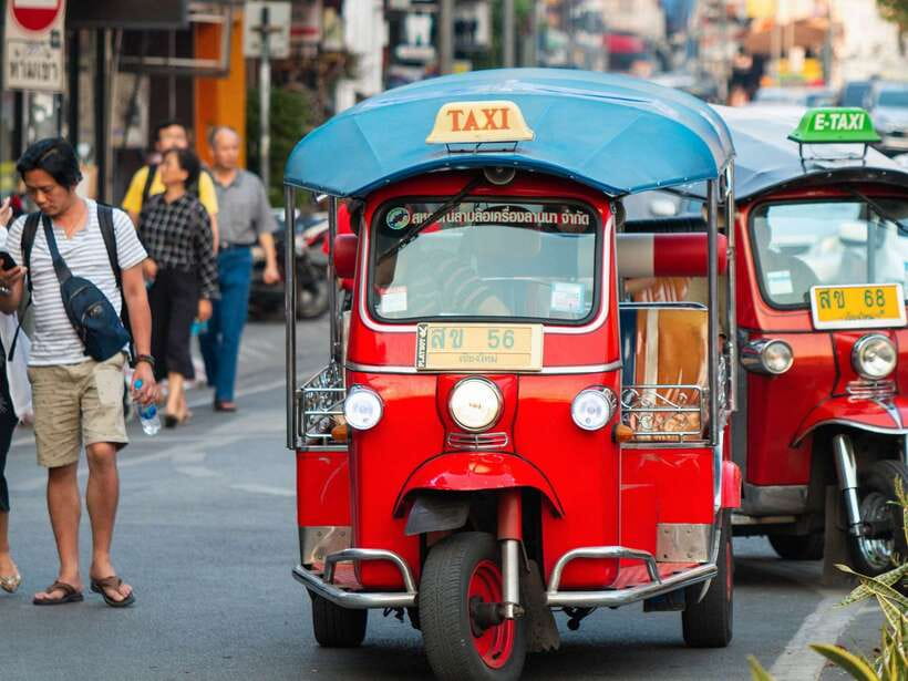 Chiang Mai: Tuk-Tuk Evening Tour with Temples & Street Foods - Wat Suan Dok: flower-garden origins and white chedis that stop you