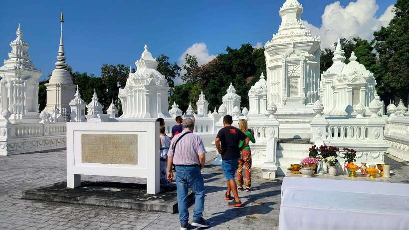 Chiang Mai: Tuk-Tuk Evening Tour with Temples & Street Foods - Wat Lok Moli: a 14th-century temple with royal connections