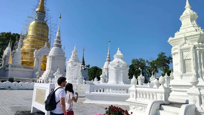 Chiang Mai: Tuk-Tuk Evening Tour with Temples & Street Foods - Water, temples, and street food, all in one 4-hour plan