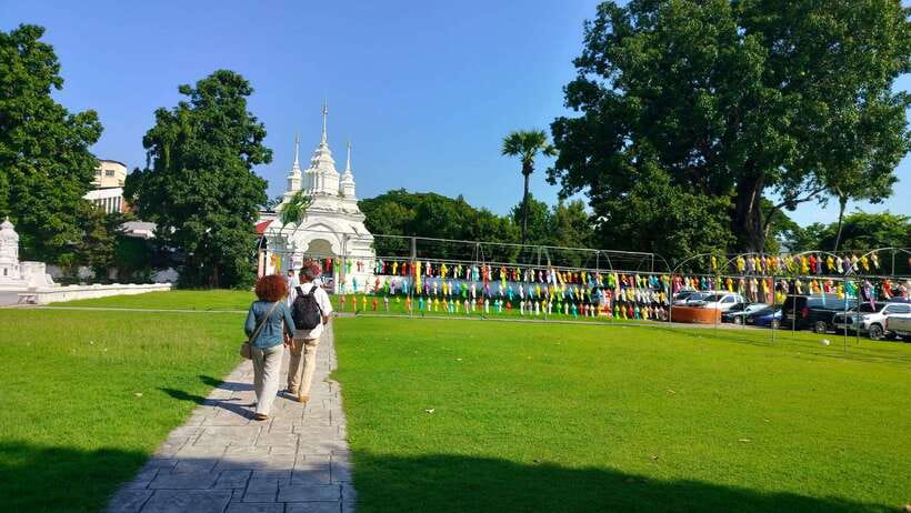 Chiang Mai: Tuk-Tuk Evening Tour with Temples & Street Foods - Responsible tourism pieces that matter in practice
