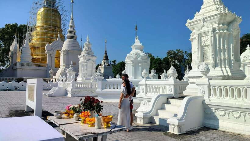 Chiang Mai: Tuk-Tuk Evening Tour with Temples & Street Foods - Private tuk-tuk routing: fun ride, real traffic, and short stops