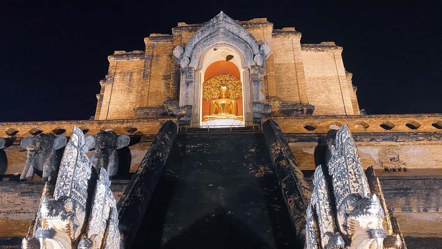 Chiang Mai Twilight Tour: Illuminated Old City Landmarks - Meeting at Wat Phra Singh Woramahawihan, what the 2 hours is really like