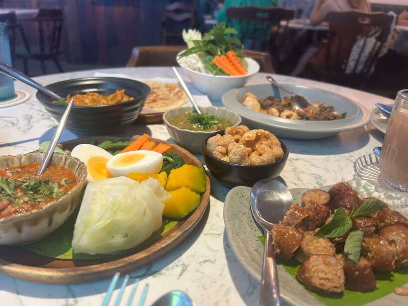 Chiang Mai: Walking Food Tour - Chicken Satay and Peanut Sauce, Plus the Bangkok Comparison Game