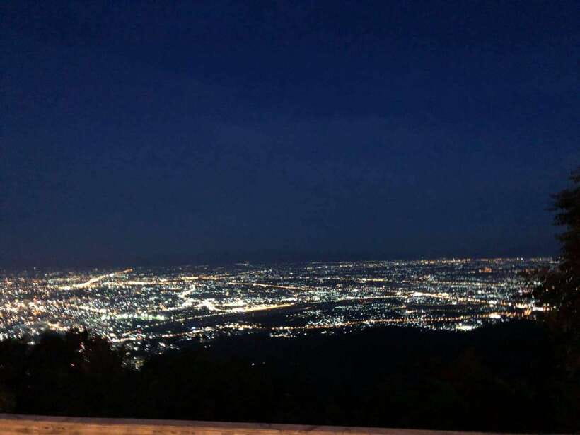 Chiang Mai:Wat Phra That Doi Suthep & Wat Umong Evening Tour - The Naga staircase and cable car choice, how to decide