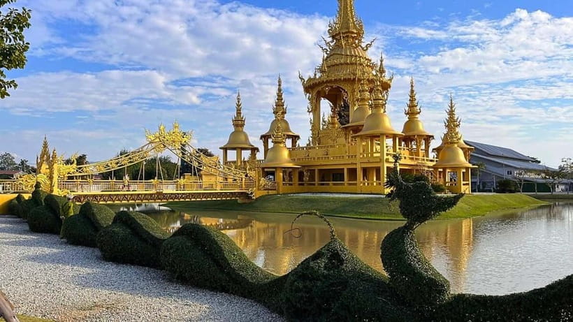 Chiang Mai: White and Blue Temples and Lalita Cafe - The Karen Long Neck stop: choose wisely between Option A and Option B