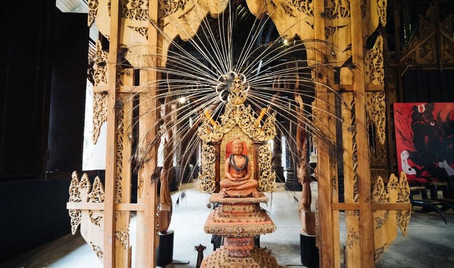 Chiang Mai: White, Red/Black & Blue Temples Tour with Lunch - Wat Huay Pla Kang Red Temple or Baan Dam Black House: pick the style you want