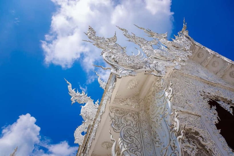 Chiang Mai: White, Red/Black & Blue Temples Tour with Lunch - Lunch, water, and fruit: the part you should not skip