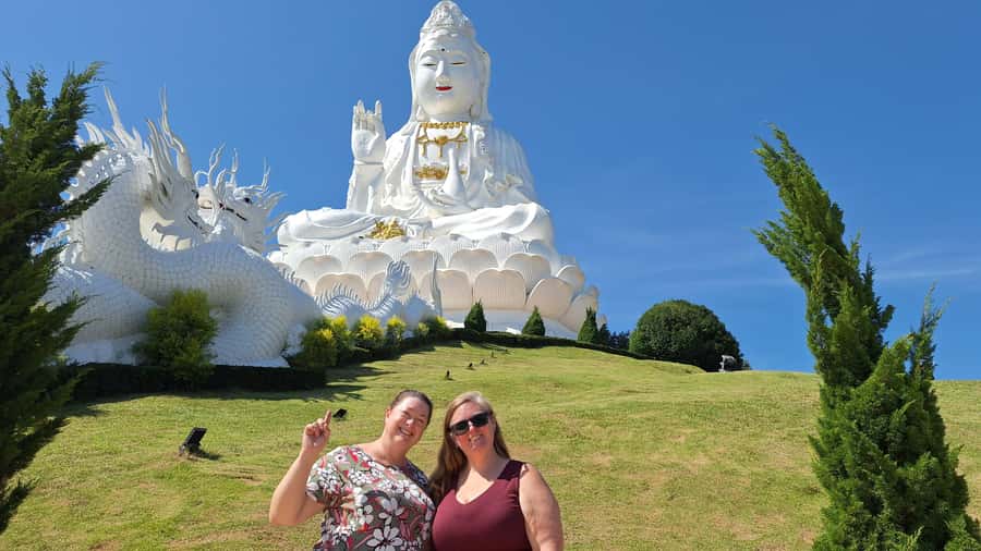 Chiang Rai:Guided Highlights attraction places private tour - Lunch Break Like a Local, Then a Tea Farm Stop You Will Appreciate
