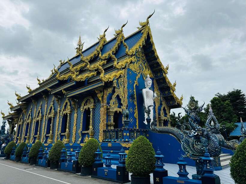 Chiang Rai: Iconic Temples & 7 Major Sites—River View Buffet - Longneck Karen Village: cultural access, plus an ethical pause