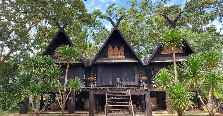 Chiang Rai: Temple Treasures & Popular Sightseeings (Buffet) - Long Neck Karen Village: cultural viewing with the right attitude