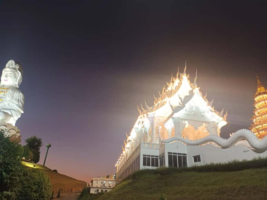 Chiang Rai White & Blue & Huay Pla Kang Temple& Lalitta Cafe - Lunch in Chiang Rai: keep it simple, keep energy up