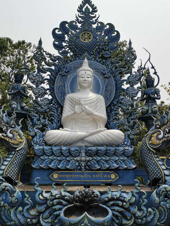 Chiang Rai: White, Blue, Red Temples, Long Neck Tour - Huay Pla Kang Red Temple: Nine Floors, 12 Surrounding Structures, Giant Buddha