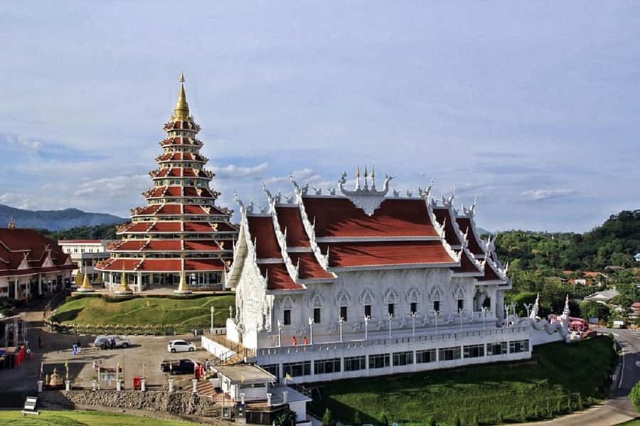 Chiang Rai White Temple and Blue Temple Day Tour - Wat Saeng Kaeo Phothiyan (Temple of Light): Spiritual Tone and Local Belief
