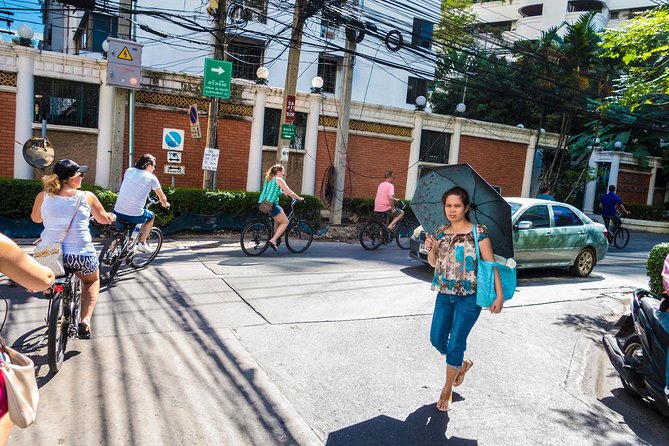 Countryside Bangkok and a Local Floating Market Tour by Bicycle Including Lunch - City warm-up: wet markets and real neighborhood streets