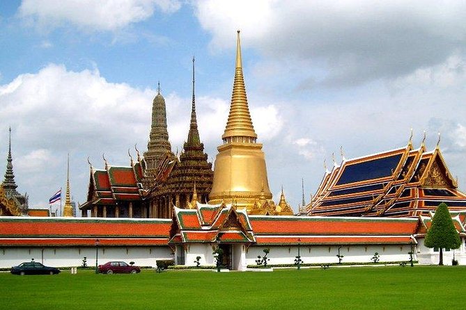 Damnern Saduak Floating Market, Grand Palace and Wat Phra Keo Tour from Bangkok - Damnoen Saduak Floating Market: classic boats, modern reality