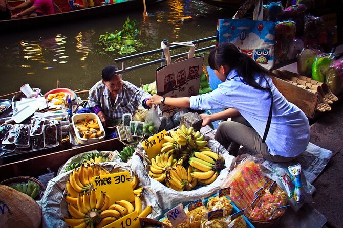 Damnoen Saduak Floating Market & Maeklong Railway Market Tour From Bangkok - What to eat and how to shop without overspending