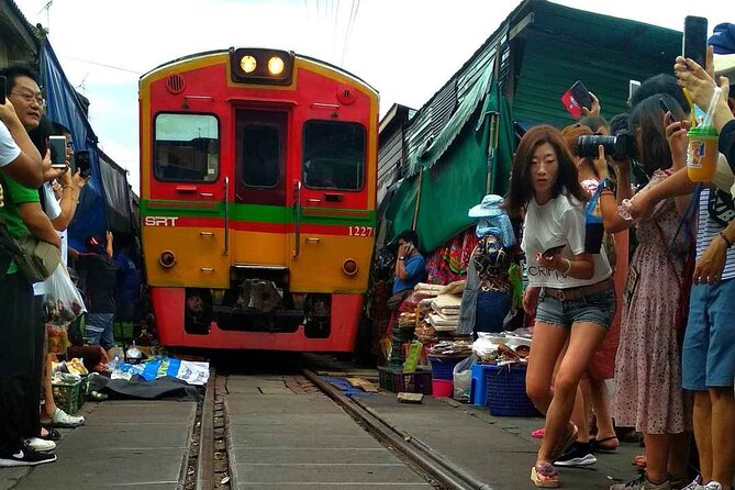 Damnoen Saduak Floating Market & Maeklong Train Market Tour - Walking Time at Ban Laem: A Slight Breather From the Water