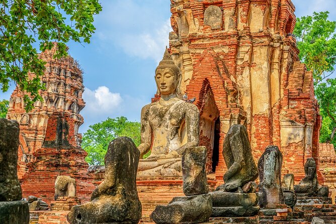 Definitive tour of 4 ancient capitals Ayutthaya ruins in Japanese - Wat Lokayasutharam: the 28-meter reclining Buddha in the grass