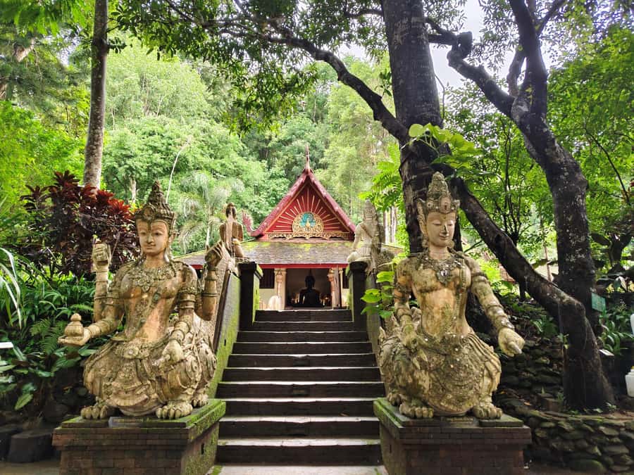 Ex-monk city & temples walking tour: (3.5 hours / 1.7 km.) - Getting back to the Three Kings Monument, plus dinner guidance