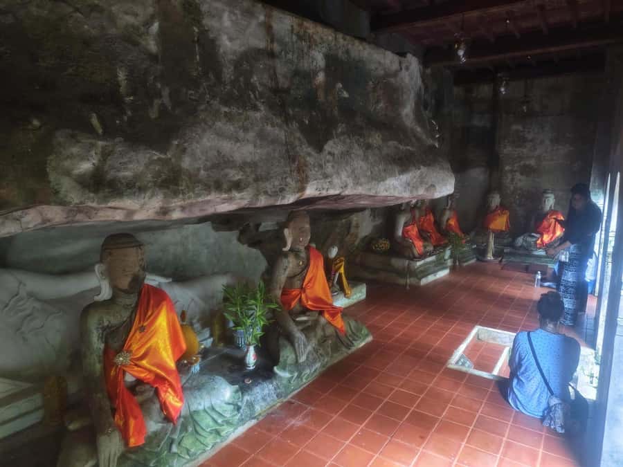 Ex-monk city & temples walking tour: (3.5 hours / 1.7 km.) - When the chanting portion might feel different