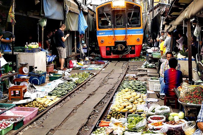 Famous Markets Tour: Maeklong Railway & Damnoen Saduak Floating - The Guide and Small Group Size: Better Control, Less Chaos