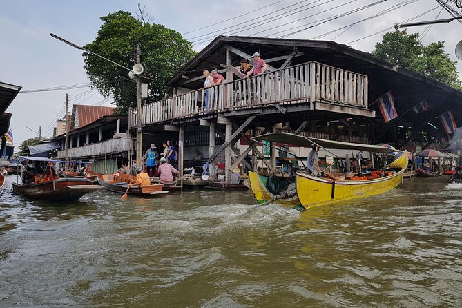 Floating Market Damnoen Saduak and Meklong Railway Market: Half Day Tour - Mae Klong Railway Market: the train moment and how to enjoy it