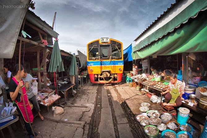 Floating Market & Railway Market Bangkok - The Road to Damnoen Saduak: What to Expect Between Markets