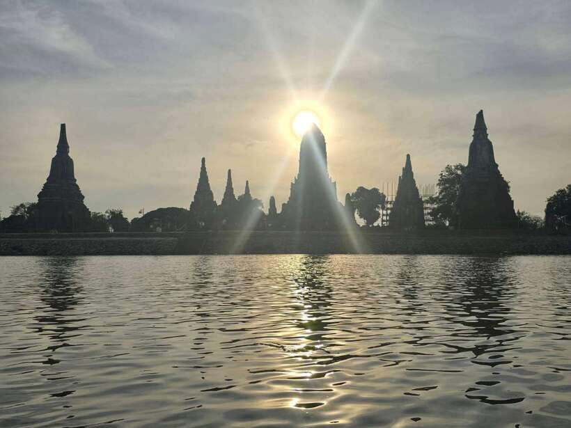 From Bangkok: Ayutthaya Afternoon Tour with Boat & Tuk-Tuk - Wat Mahathat, the Buddha head in tree roots moment