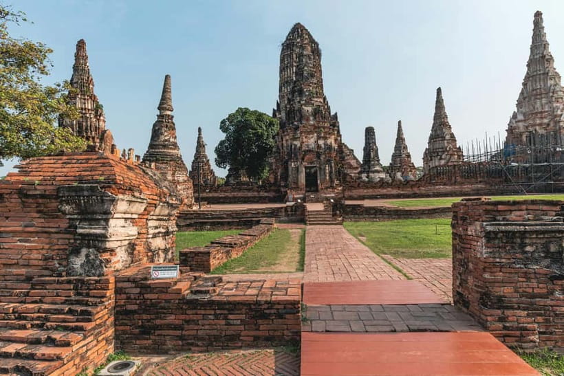 From Bangkok: Ayutthaya Heritage Tour with Sunset Boat Ride - Wat Maha That: the Buddha head in tree roots, up close