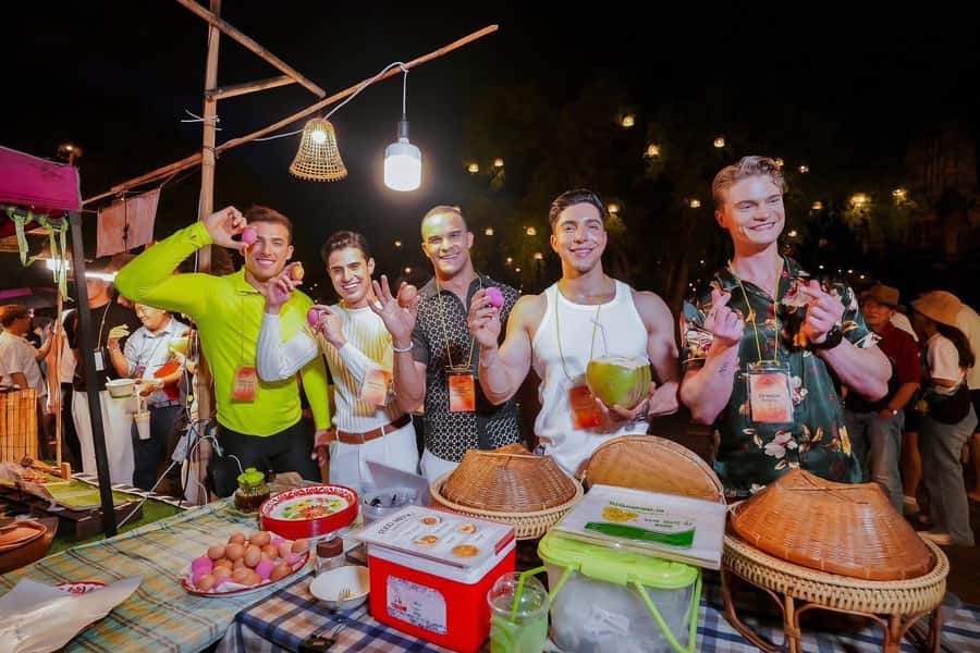 From Bangkok:Ayutthaya Night Temples&Market with local Snack - Wat Lokaya Sutha and Wat Mahathat: big symbolism in a short circuit