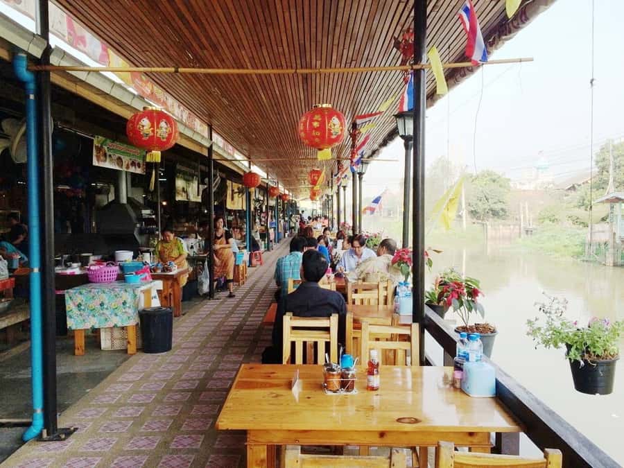 From Bangkok: Chachoengsao Tour and Bang Pakong River Cruise - Guides, group size, and why the small-group format matters