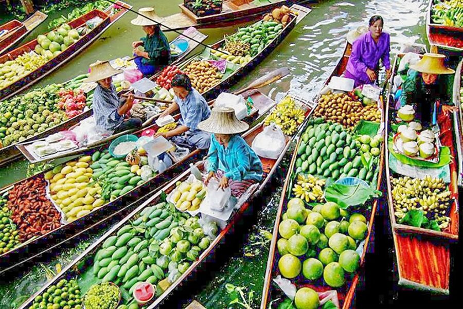 From Bangkok: Damnoen Saduak & Train Market Tour in Spanish - Maeklong Railway Market: the 11:10 train moment you should plan around